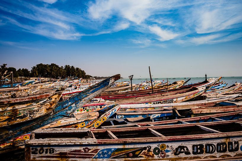 Fischerboote in M'bour Senegal von Babet Trommelen