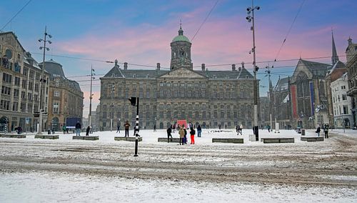 Besneeuwd Amsterdam op de Dam in Nederland bij zonsondergang