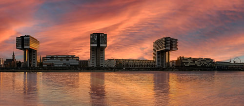 Köln City Skyline Panorama Kranhäuser am Rhein im Sonnenuntergang