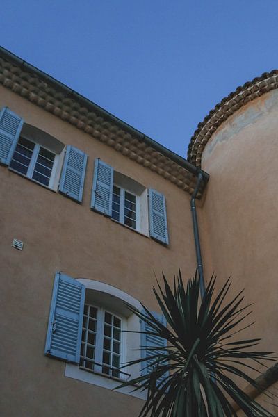 Typisches provenzalisches Haus mit blauen Fensterläden von Dixy Kracht