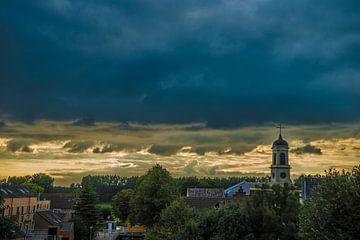 Kerk met dreigende wolkenpartij van Fred Leeflang