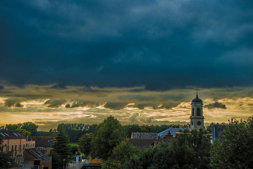 Kirche mit bedrohlichen Wolken von Fred Leeflang