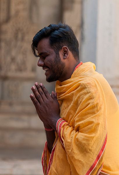 India: Gelovige bij Ranakpur Jain tempel (Ranakpur) van Maarten Verhees