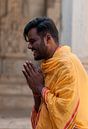 India: Gelovige bij Ranakpur Jain tempel (Ranakpur) van Maarten Verhees thumbnail