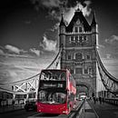 LONDEN Tower Bridge & Rode Bus van Melanie Viola thumbnail