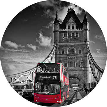LONDEN Tower Bridge & Rode Bus van Melanie Viola