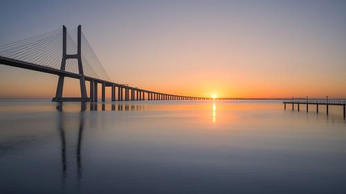 Zonsopkomst Vasco da Gamabrug, Lissabon, Portugal