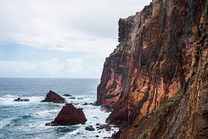 Steile Küste von Madeira in Feuerrot