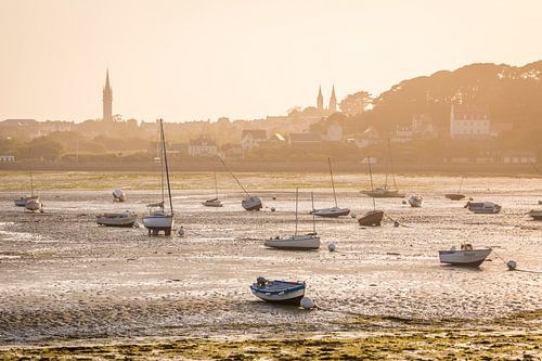 Plage Sainte-Anne bij eb met Saint-Pol-de-Léon, Bretagne