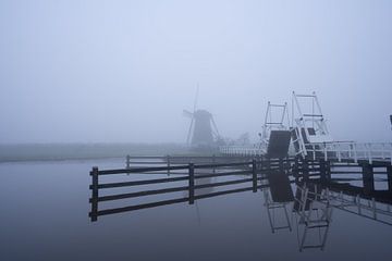 Foggy landscape Kinderdijk 4 by Björn van den Berg