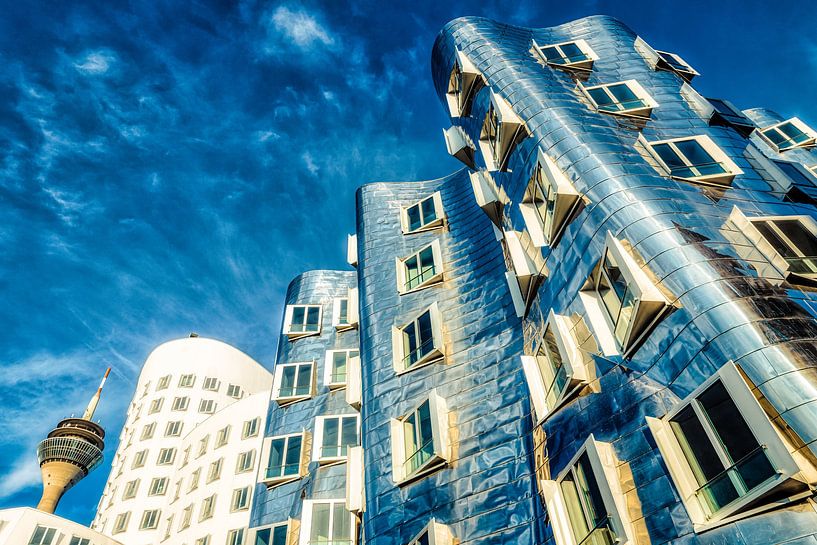 Gehry gebouwen in de media haven in Düsseldorf met Rijn toren en hemel van Dieter Walther