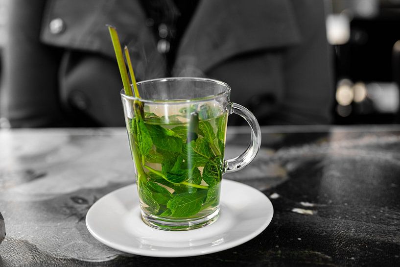 Frischer Minztee mit Honig, serviert auf einem Teller in einem Restaurant von JGL Market