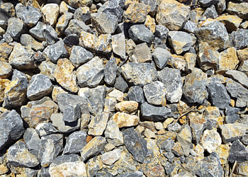 ​Textur aus zerkleinertem grauem und hellbraunem Kies