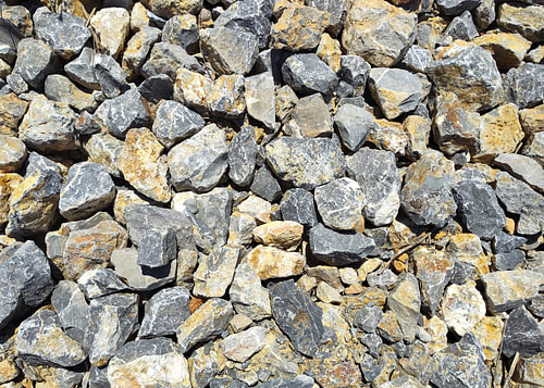 ​Textur aus zerkleinertem grauem und hellbraunem Kies