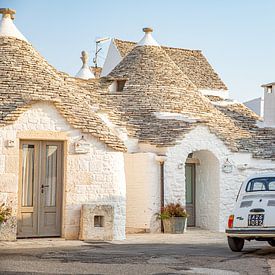 Typische italienische Straße in Alberobello von Laura V