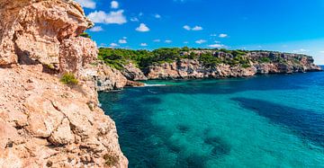 Rotsachtige kustlijn van het eiland Mallorca, Spanje van Alex Winter