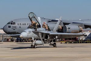 Zwei Piloten einer F/A-18D Hornet der VMFAT 101 bereiten sich auf den Start vom Flughafen Long Beach