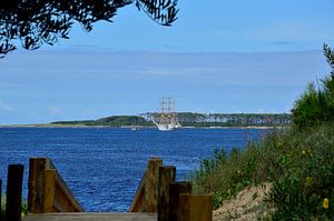 Großes Schiff am Strand