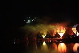 Hot air balloons with fireworks show by Persfotografieholland
