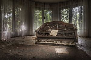 Piano dans une villa abandonnée