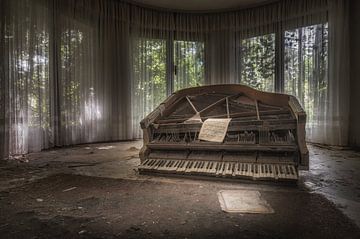 Piano in een verlaten Villa