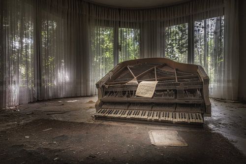Piano in an abandoned villa