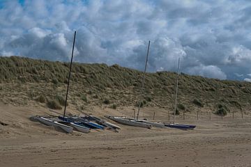 boten op het strand van Bert Bouwmeester