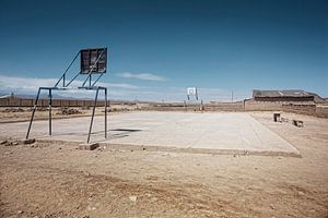 Lege speelplaats in de stad Uyuni van de woestijngrens
