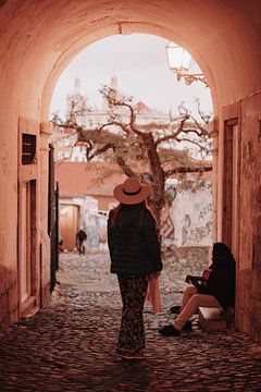 Frau im Torbogen in Lissabon