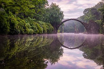 Le pont de Rakotz au lever du soleil sur Gentleman of Decay