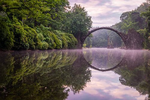 De Rakotzbrug bij zonsopgang