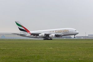 Emirates Airbus A380 hebt vom Flughafen Schiphol ab