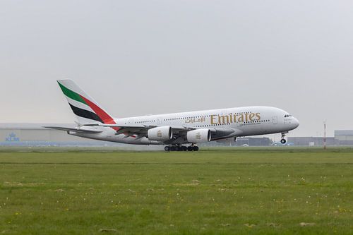 Airbus A380 van Emirates stijgt op vanaf Schiphol
