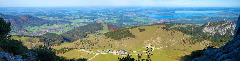 vue de la montagne Kampenwand sur le lac Chiemsee et sur les montagnes alpines par SusaZoom