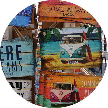 Kleurrijke houten bordjes met zomerse taferelen Lagos Portugal van My Footprints