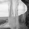 Achter de Sluiers: Seljalandsfoss in Zwart-Wit van Discover Dutch Nature