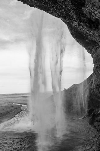 Achter de Sluiers: Seljalandsfoss in Zwart-Wit