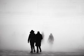 Mensen verdwijnen in de mist by Ton de Koning