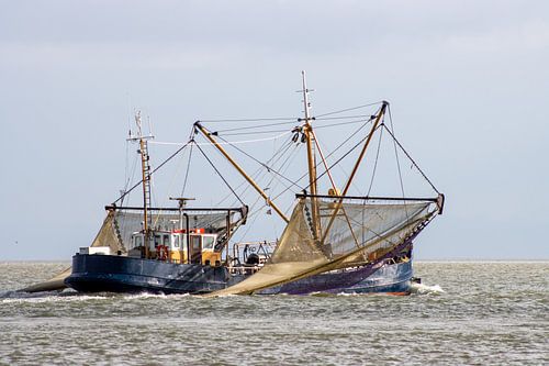 Vissersboor met de netten omhoog