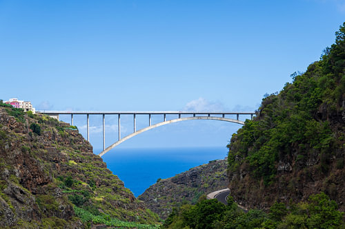 De sierlijke boogbrug Puente de Los Tilos over de oceaan – La Palma