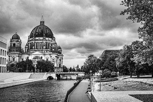 De Berliner Dom in zwart-wit langs de Spree