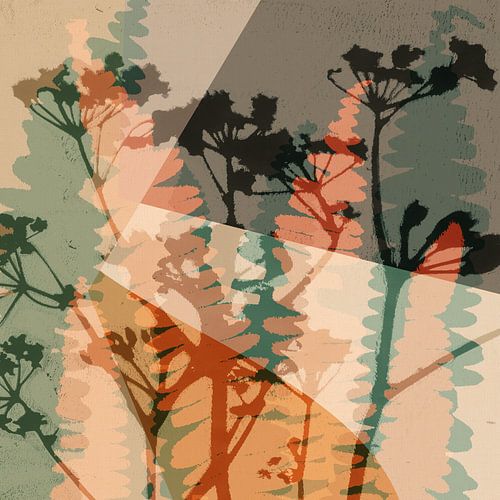 Zomerbloemen en varenbladeren in warme neutrale tinten.