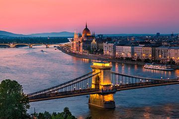 Budapest mit Donau von Tom Uhlenberg