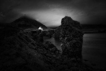 L'atmosphère mystérieuse d'Anarstapi Islande. sur Saskia Dingemans Awarded Photographer