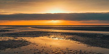 Sonnenuntergang am Strand von Schiermonnikoog am Ende des Tages