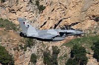 Rafale der Qatar Emiri Air Force vor einer steilen Felswand in einem griechischen Tal
