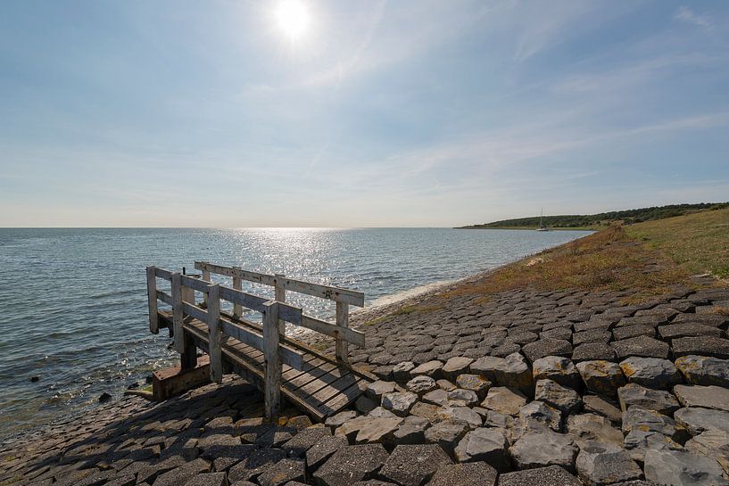 Watersluisje met bedieningssteiger op het eiland Vlieland van Tonko Oosterink