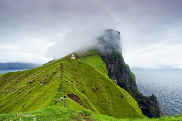 Phare dans les nuages, Kallur, Kalsoy, îles Féroé sur Sebastian Rollé - travel, nature & landscape photography