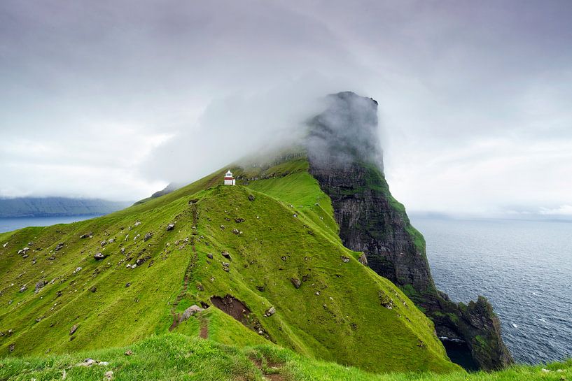 Vuurtoren in de wolken, Kallur, Kalsoy, Faeröer Eilanden van Sebastian Rollé - travel, nature & landscape photography