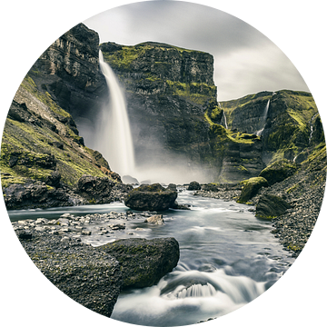 Uitzicht op de Haifoss waterval vanaf de Fossa rivier in IJsland
